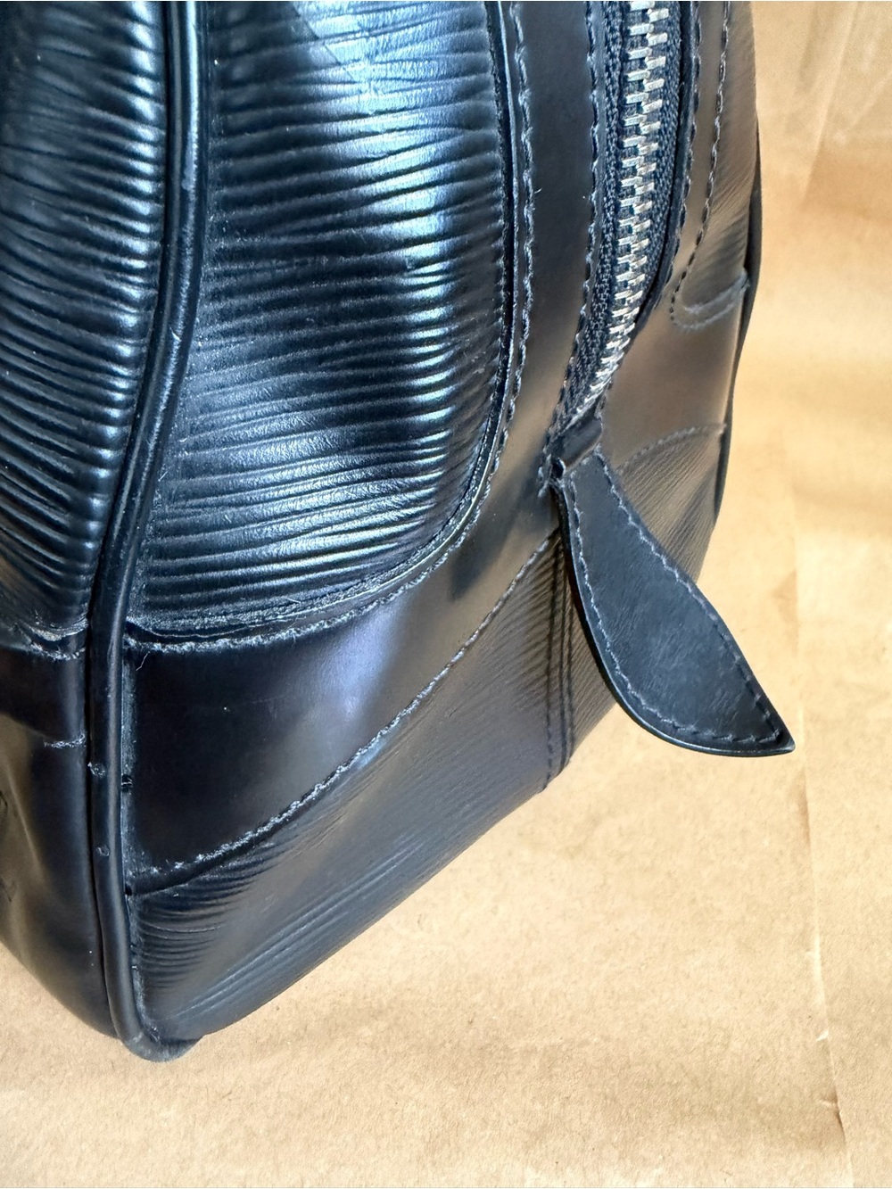 Louis Vuitton Montaigne GM Vintage Bag in Epi Leather - Picture 7 of 12